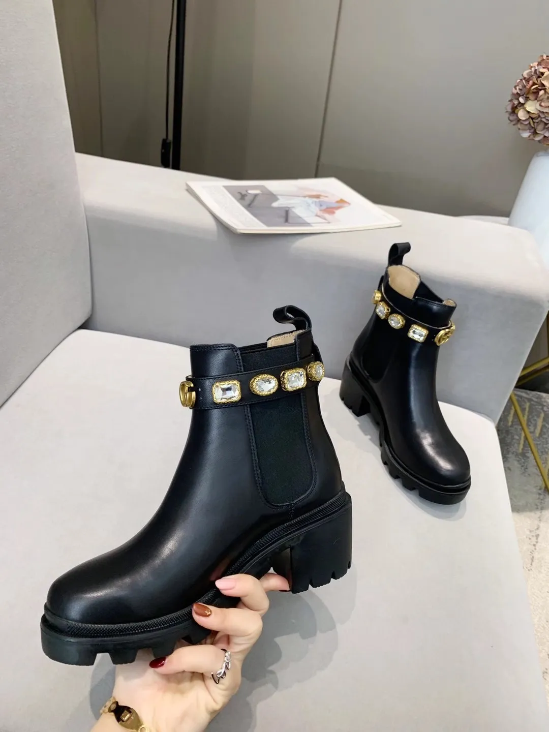 👟👟Ex-factory price 520👟👟 Cowhide new version of Gucci GUCCI hot sale✅ 6-inch ankle boots 🎉Separate edge bead layout and cowhide layout Very easy to match 👍Elastic trim on both sides makes it easy to put on and take off. It has removable brilliant crystal diamonds💎. The engraved trim wraps the crystal, which is particularly retro British style. The front is decorated with LOGO double G accessories. ✅ Heel height: 6cm Fabric: Imported cowhide 🐂 Inner lining/foot pads: upgraded cowhide 🐂 Color: black Code number: 34-40. 34 and 41 42 need to be customized Packaging: Comes with card and cloth bag.